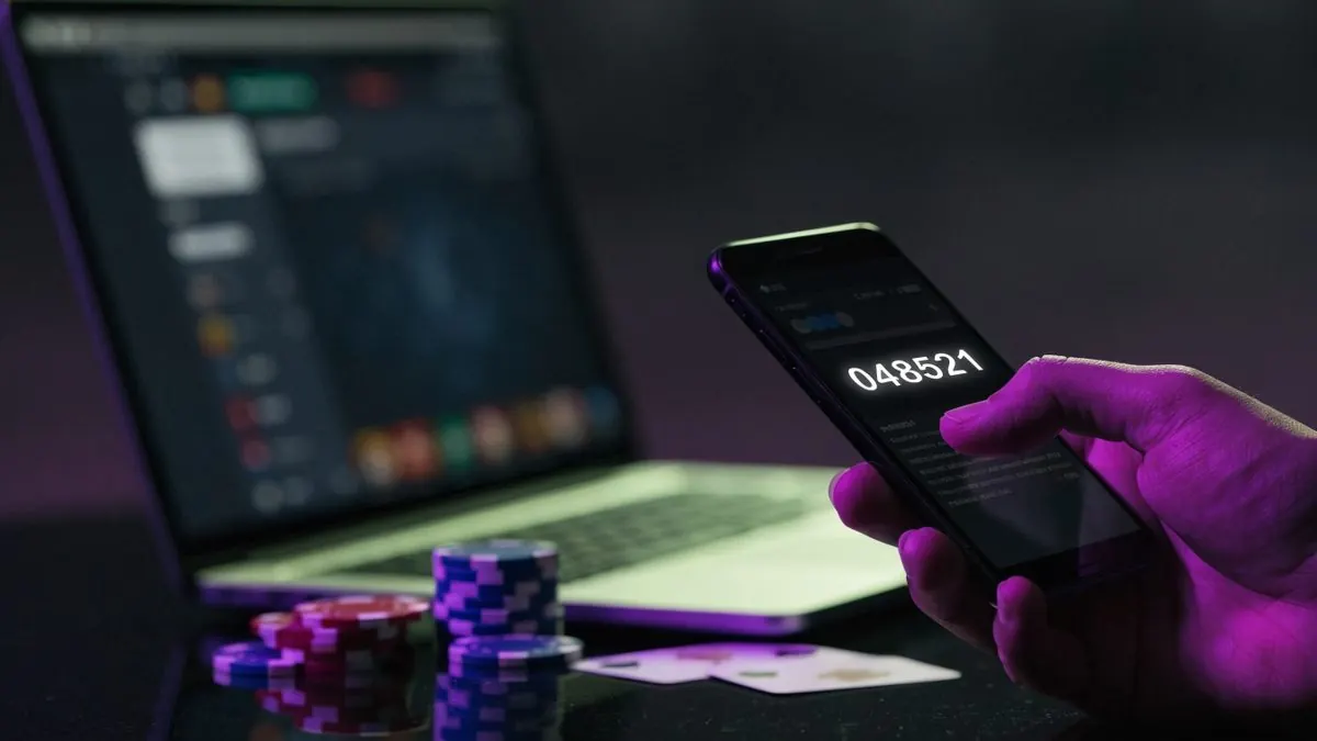 kasyno online blik – telefon z aplikacją banku i sześciocyfrowym kodem BLIK do wpłaty