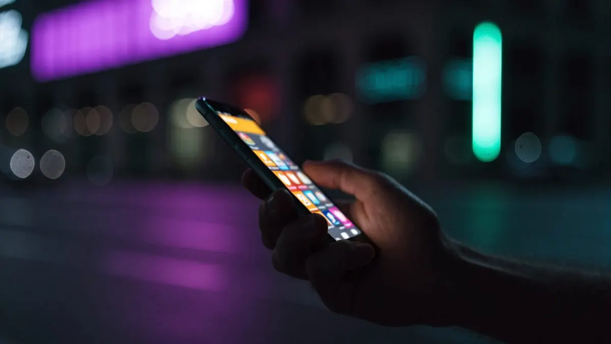 kasyno na telefon – smartfon z lobby gier mobilnego kasyna i aplikacją banku z kodem BLIK obok